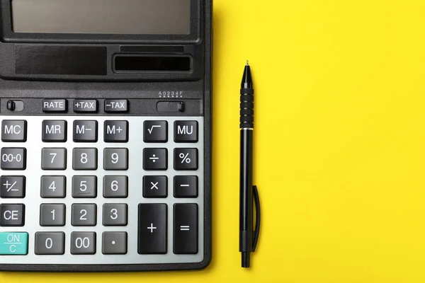 Kalkulator Długopis Żółtym Tle Płaski Leżał Miejsce Tekst — Zdjęcie stockowe