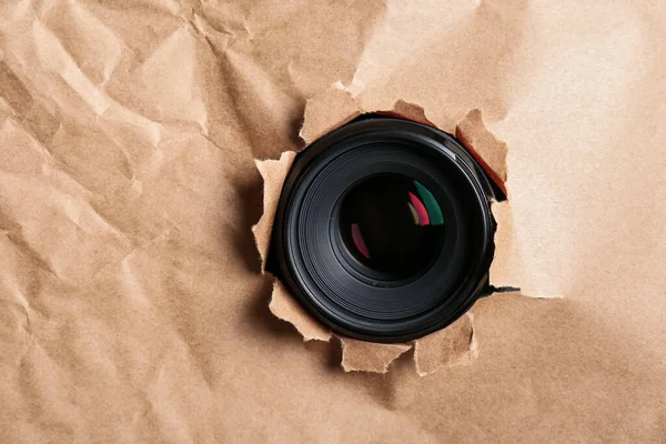 Skrytý Objektiv Kamery Otvoru Papíře Mezera Pro Text — Stock fotografie