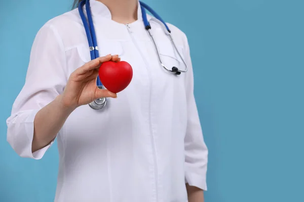 Açık Mavi Arka Planda Kırmızı Kalbi Tutan Doktor Yakın Plan — Stok fotoğraf