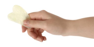 Beyaz arkaplanda yeşil gua sha aracı olan kadın, yakın plan