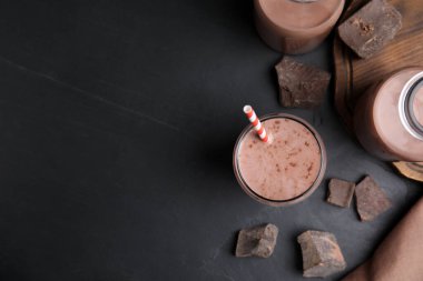 Siyah masada nefis çikolatalı süt, düz. Metin için boşluk