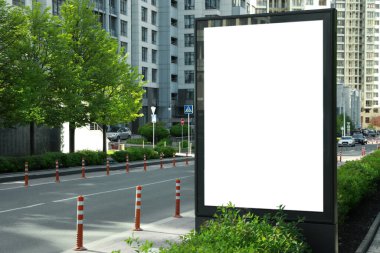 Şehir caddesinde boş reklam panosu. Tasarım için model