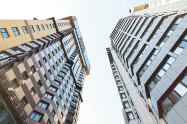 Güneşli bir günde güzel modern binalar, alçak açı