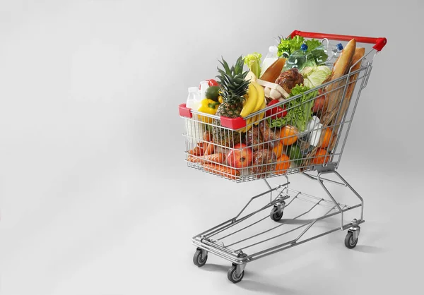 Carrito Lleno Víveres Sobre Fondo Gris Espacio Para Texto — Foto de Stock