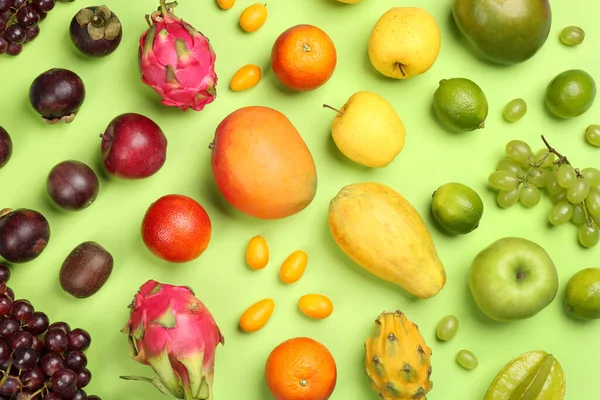 Wiele Różnych Pysznych Egzotycznych Owoców Zielonym Tle Płaski Leżał — Zdjęcie stockowe