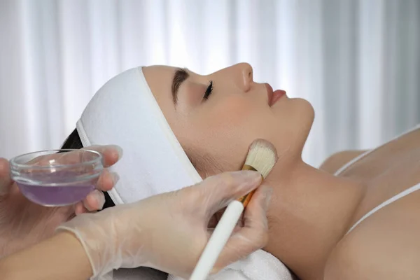 Giovane Donna Durante Procedura Peeling Facciale Nel Salone — Foto Stock