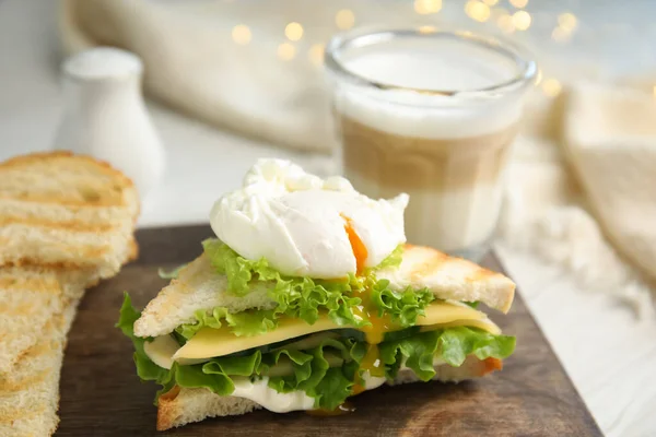 Leckeres Sandwich Mit Gemüse Und Pochiertem Auf Dem Tisch Nahaufnahme — Stockfoto