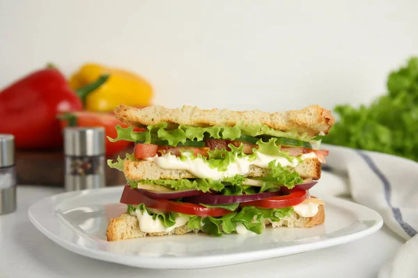 Heerlijke Sandwich Met Groenten Kaas Witte Tafel Close — Stockfoto