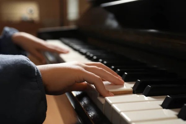 Bambino Che Suona Pianoforte Primo Piano Lezione Musica — Foto Stock