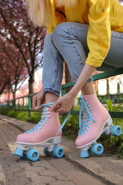 Jonge Vrouw Het Aantrekken Van Rolschaatsen Buiten Close — Stockfoto