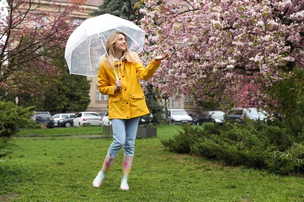 Mujer Joven Con Paraguas Caminando Parque Día Primavera —  Fotos de Stock