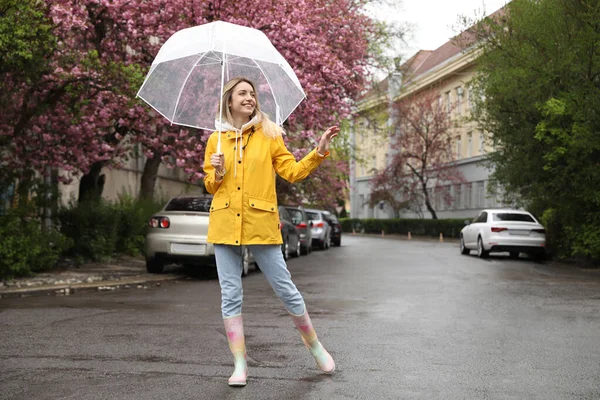 Mujer Joven Con Paraguas Caminando Día Primavera —  Fotos de Stock