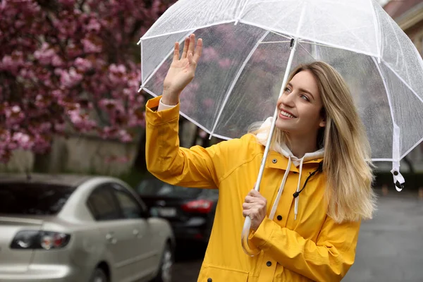 Mujer Joven Con Paraguas Caminando Día Primavera — Foto de Stock