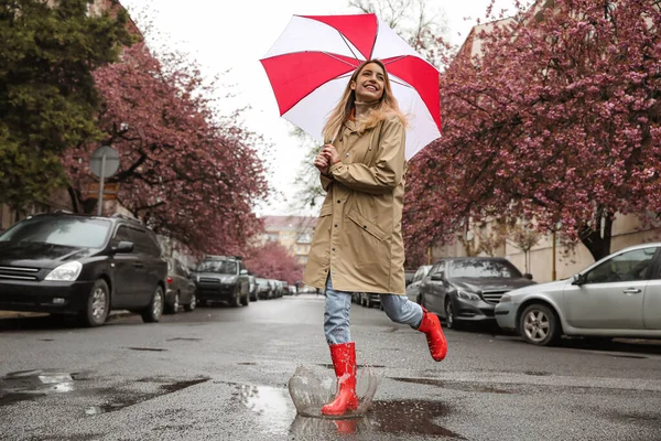 Mujer Joven Con Paraguas Caminando Día Primavera —  Fotos de Stock