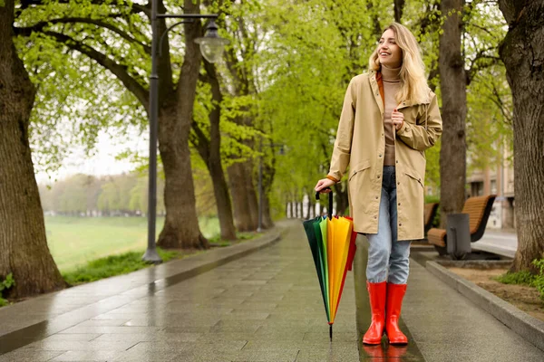 Ung Kvinna Med Paraply Promenader Parken Vårdagen — Stockfoto