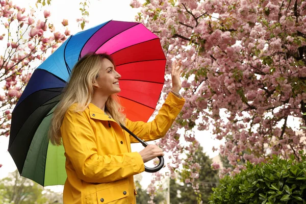 Jeune Femme Avec Parapluie Dans Parc Jour Printemps — Photo