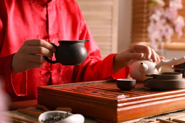 Maître Conduisant Cérémonie Traditionnelle Thé Table Gros Plan — Photo