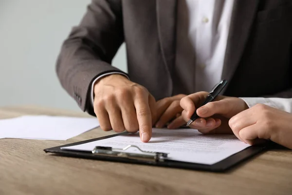 Empresarios Trabajando Con Documento Mesa Interiores Primer Plano —  Fotos de Stock