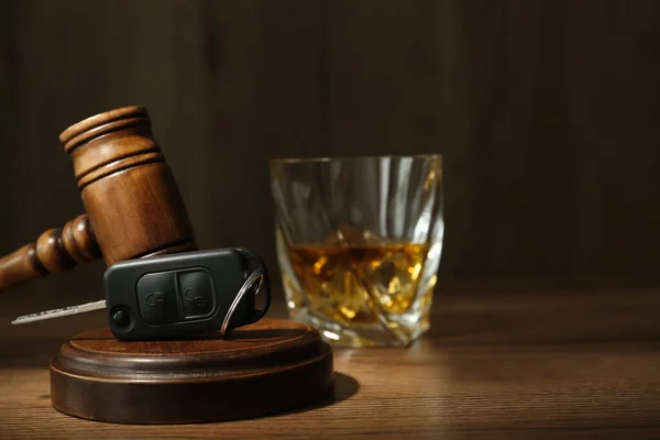 Car Key Gavel Glass Alcohol Wooden Table Space Text Dangerous — Stock Photo, Image