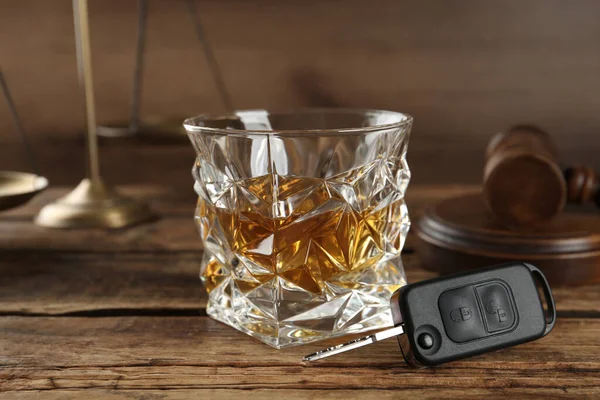 Car Key Glass Alcohol Gavel Wooden Table Dangerous Drinking Driving — Stock Photo, Image