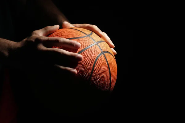 Giocatore Basket Con Palla Sfondo Nero Primo Piano Spazio Testo — Foto Stock