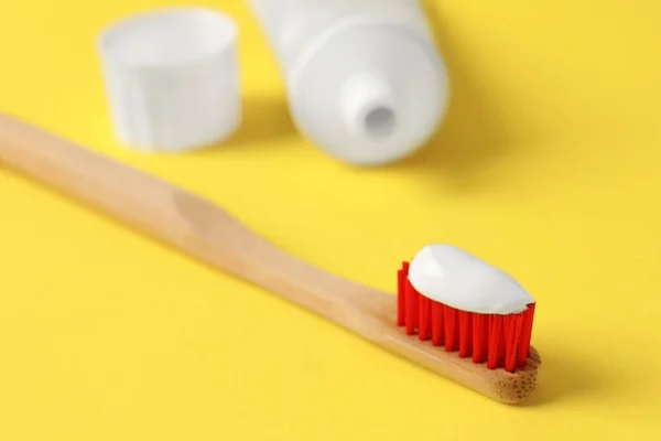 Wooden Brush Toothpaste Yellow Background Closeup — Stock Photo, Image