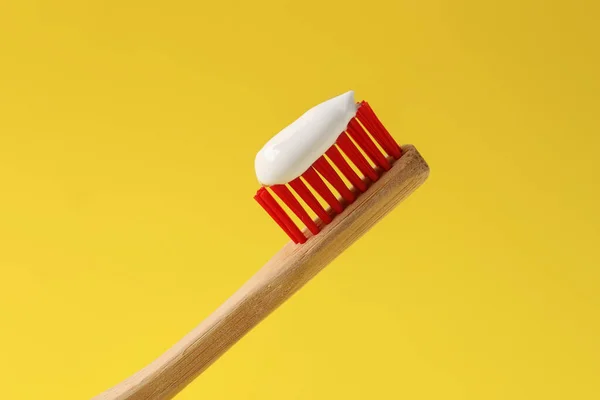 Wooden Brush Toothpaste Yellow Background Closeup — Stock Photo, Image