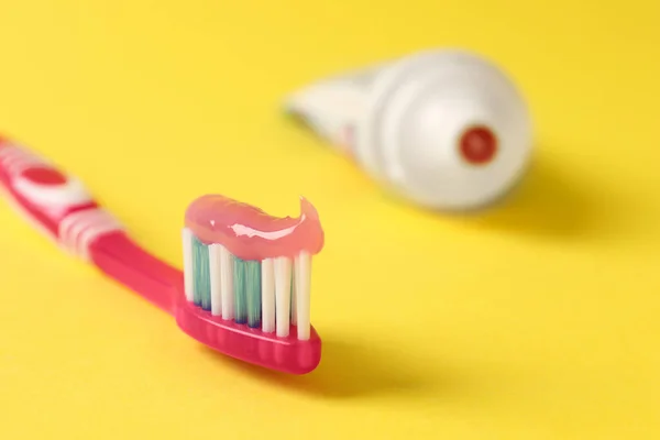 Pink Brush Toothpaste Yellow Background Closeup Space Text — Stock Photo, Image