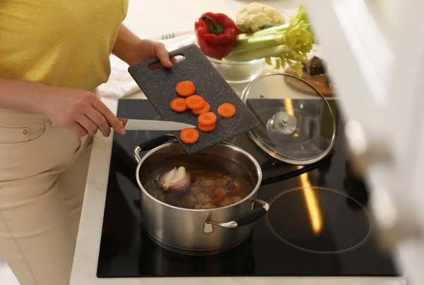Vrouw Die Wortel Pot Doet Bouillon Maken Keuken Close Zelfgemaakt — Stockfoto