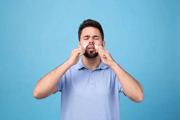 Mężczyzna Przy Użyciu Aerozoli Nosa Jasnoniebieskim Tle — Zdjęcie stockowe