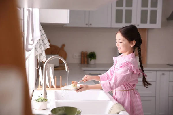 Kleines Mädchen Spült Geschirr Küche Hause — Stockfoto