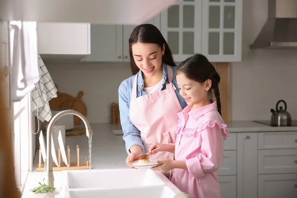 Mãe Filha Lavar Pratos Juntos Cozinha — Fotografia de Stock