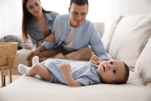 Lycklig Familj Med Söt Baby Soffan Hemma — Stockfoto