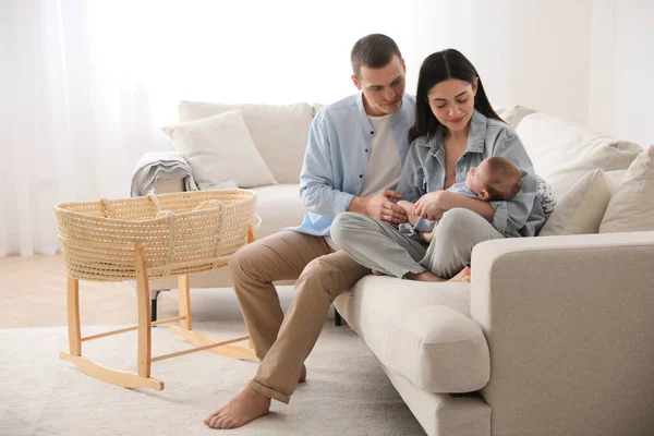 Lycklig Familj Med Söt Baby Soffan Hemma — Stockfoto
