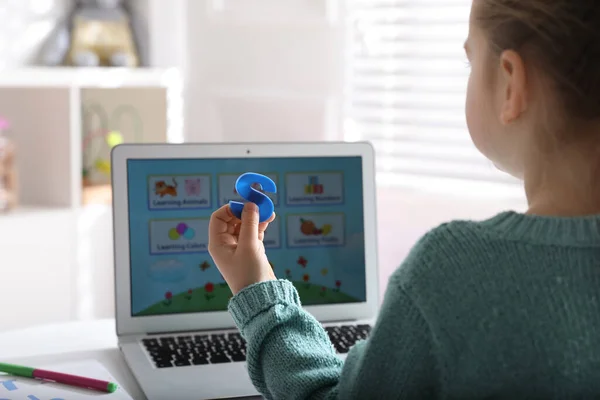 Niña Aprendiendo Inglés Casa Lección Línea Primer Plano —  Fotos de Stock