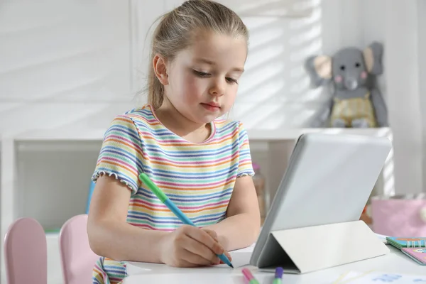 Dívka Učí Angličtinu Tabletem Interiéru Online Lekci — Stock fotografie