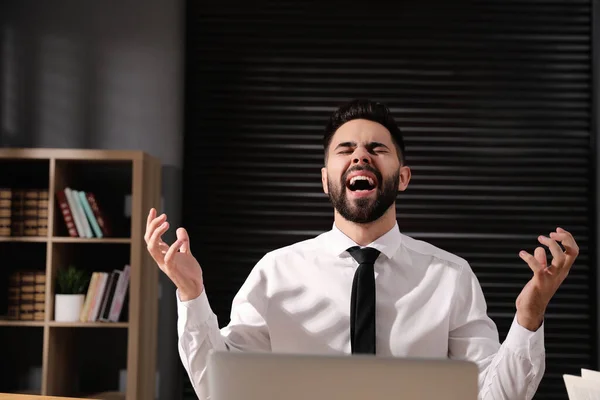 Joven Empresario Emocional Trabajando Computadora Portátil Oficina Concepto Odio Línea — Foto de Stock