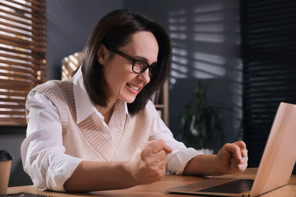 Emotionele Zakenvrouw Werkt Aan Een Laptop Kantoor Online Haatconcept — Stockfoto