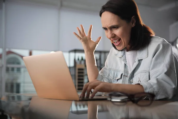 Mulher Emocional Trabalhando Laptop Escritório Conceito Ódio Online — Fotografia de Stock