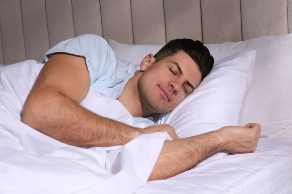 Homem Dormindo Cama Confortável Com Lençóis Brancos — Fotografia de Stock