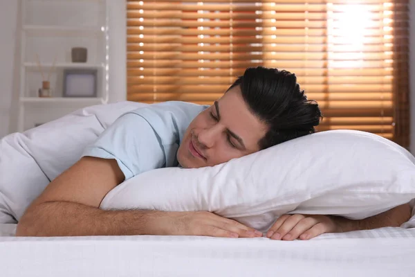 Beyaz Çarşaflarla Rahat Bir Yatakta Uyuyan Bir Adam — Stok fotoğraf