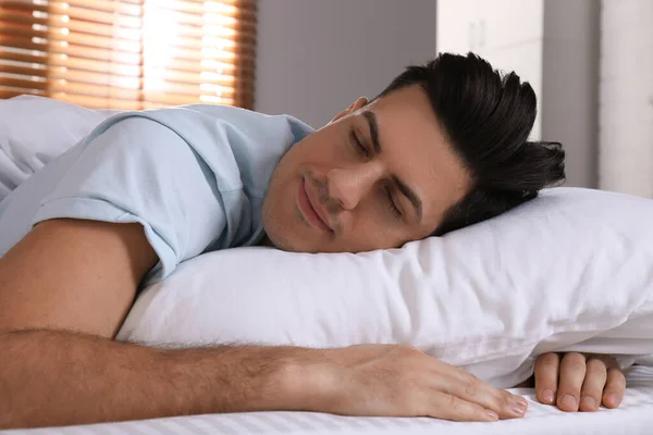 Άνθρωπος Κοιμάται Άνετο Κρεβάτι Λευκά Λινά — Φωτογραφία Αρχείου