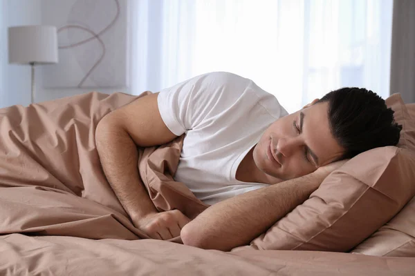 Hombre Durmiendo Cama Cómoda Con Ropa Cama Beige —  Fotos de Stock