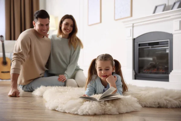 Glückliche Familie Ruht Heimischen Kamin — Stockfoto