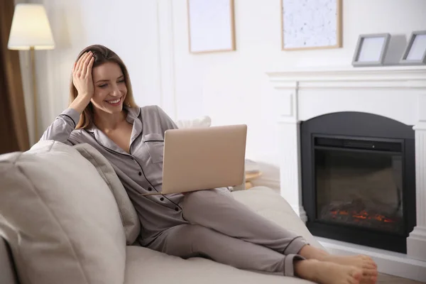 Junge Frau Mit Laptop Auf Sofa Neben Kamin Hause — Stockfoto