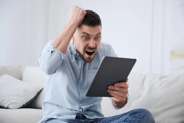 Hombre Emocional Con Tableta Casa Concepto Odio Línea — Foto de Stock