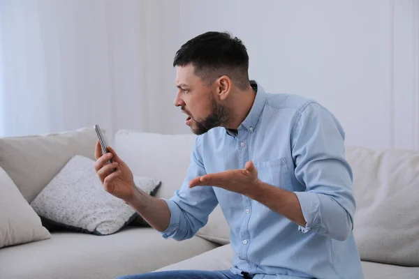 Συναισθηματικός Άνθρωπος Smartphone Στο Σπίτι Έννοια Μίσους Στο Διαδίκτυο — Φωτογραφία Αρχείου