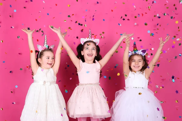 Entzückende Kleine Kinder Und Fallendes Konfetti Auf Rosa Hintergrund — Stockfoto