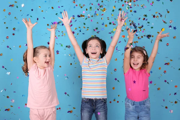 Adoráveis Crianças Pequenas Confetes Caindo Fundo Azul Claro — Fotografia de Stock