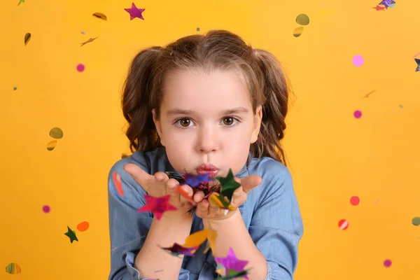 Schattig Klein Meisje Blazen Confetti Gele Achtergrond — Stockfoto